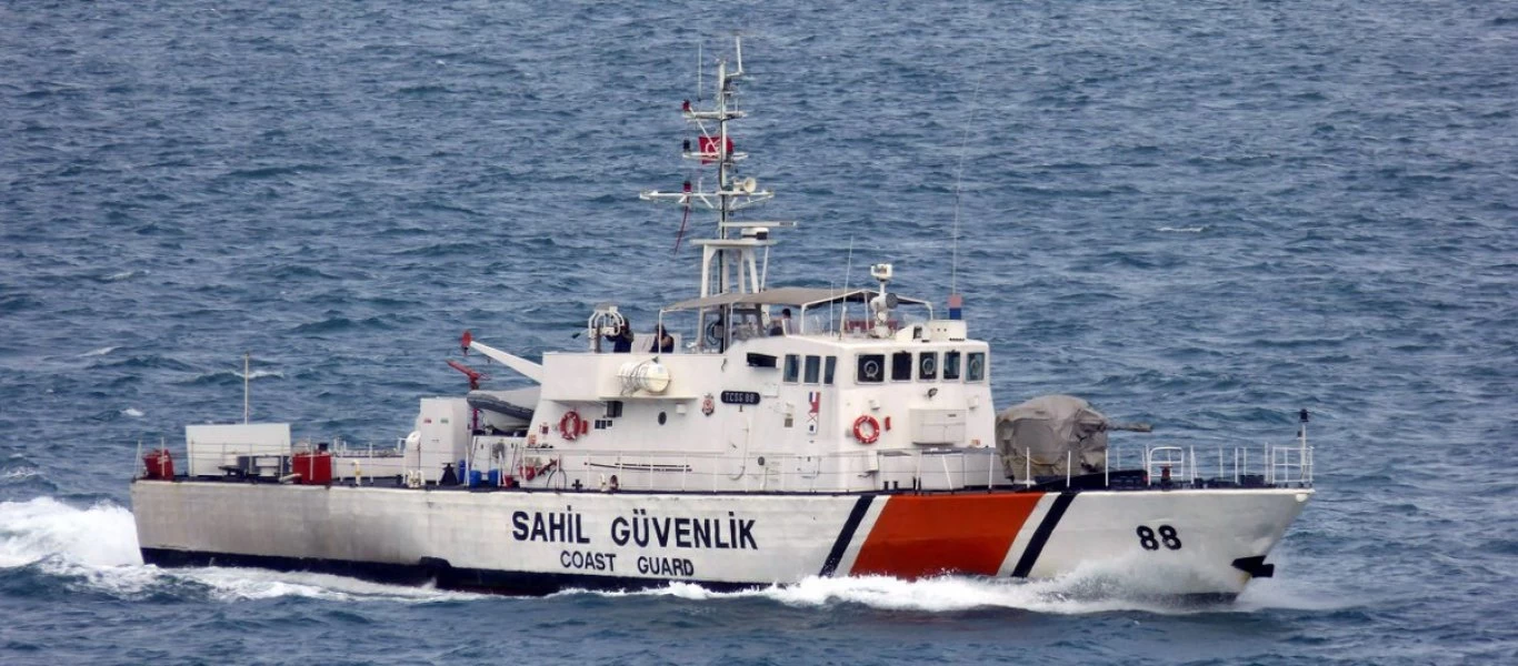 Σκάφος της τουρκικής Ακτοφυλακής επιχειρεί να εμβολίσει λέμβο με παράνομους μετανάστες